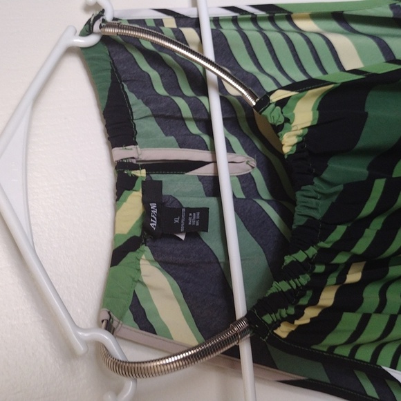 Sleeveless asymmetrical hem tank top - Picture 3 of 4